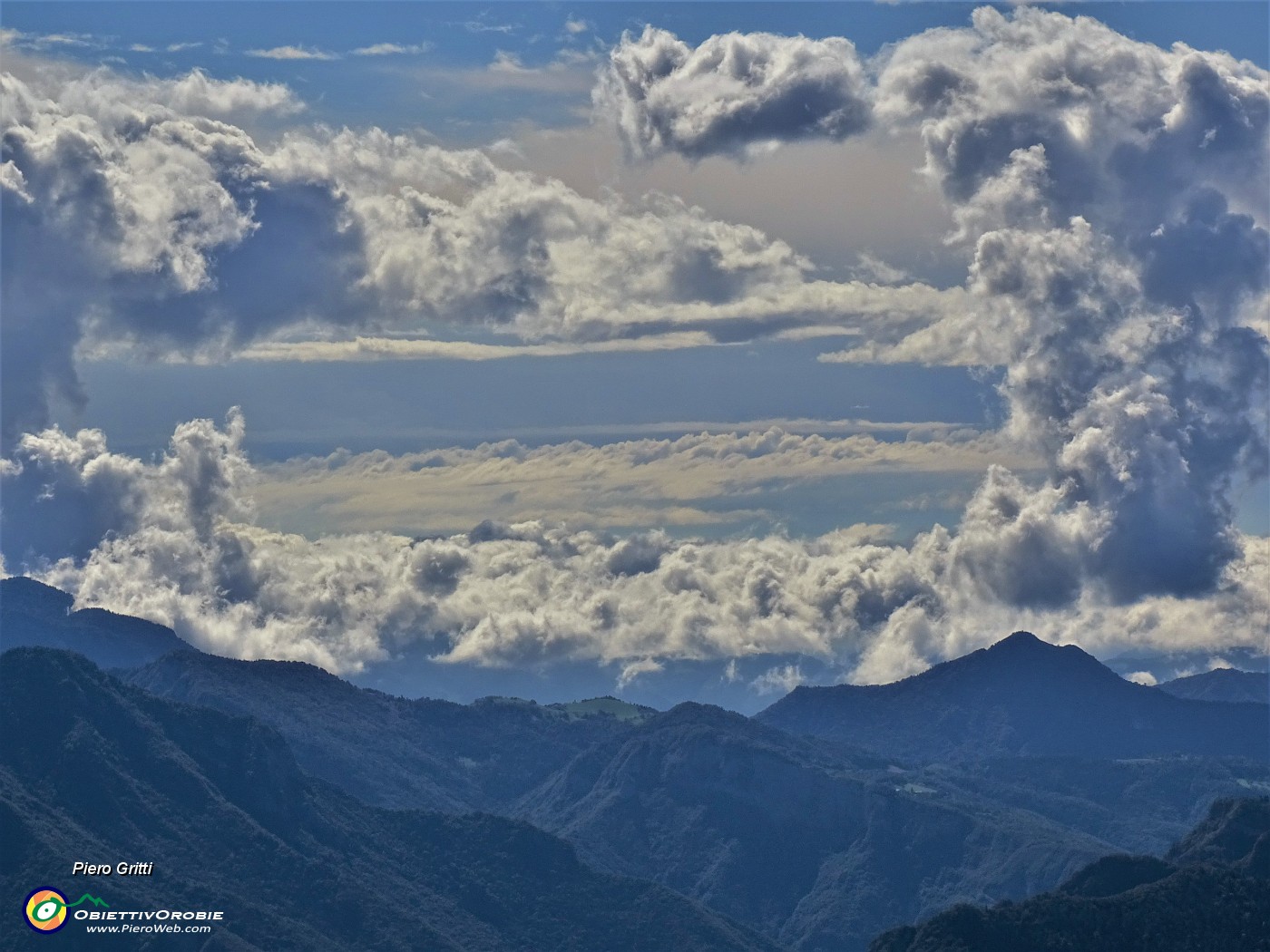 27 Cumuli coreografici in Val Serina sopra il Monte Gioco (zoom).JPG